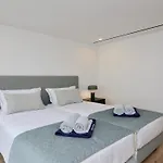 Onesixone-cleverdetails, Luxury Villa, Sleeps 8 Adults 2 Children, Private Pool And Jacuzzi Βιλαμούρα