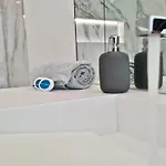 Onesixone-cleverdetails, Luxury Villa, Sleeps 8 Adults 2 Children, Private Pool And Jacuzzi Βίλα *
