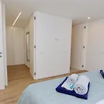 Βίλα Onesixone-cleverdetails, Luxury Villa, Sleeps 8 Adults 2 Children, Private Pool And Jacuzzi