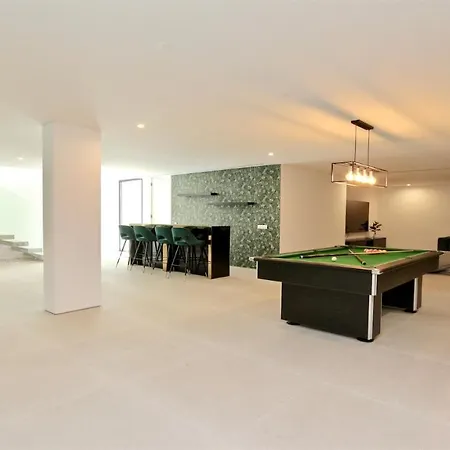Onesixone-cleverdetails, Luxury Villa, Sleeps 8 Adults 2 Children, Private Pool And Jacuzzi Βιλαμούρα
