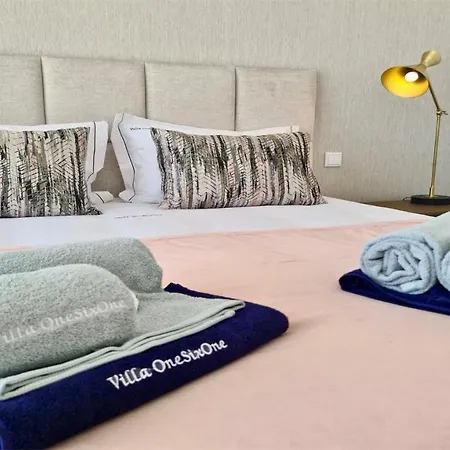Onesixone-cleverdetails, Luxury Villa, Sleeps 8 Adults 2 Children, Private Pool And Jacuzzi וילה *