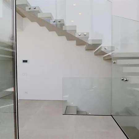 וילה Onesixone-cleverdetails, Luxury Villa, Sleeps 8 Adults 2 Children, Private Pool And Jacuzzi *