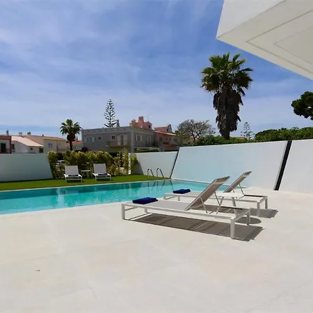 Onesixone-cleverdetails, Luxury Villa, Sleeps 8 Adults 2 Children, Private Pool And Jacuzzi וילה