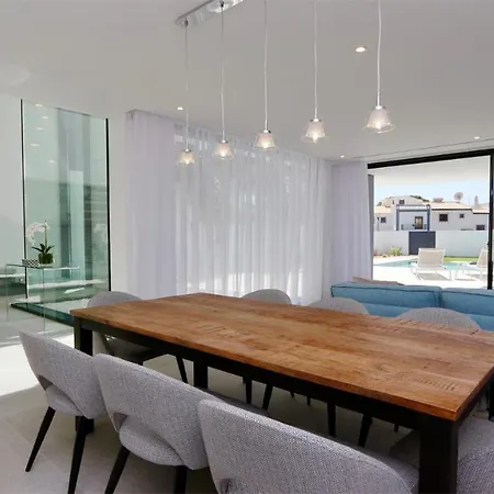Onesixone-cleverdetails, Luxury Villa, Sleeps 8 Adults 2 Children, Private Pool And Jacuzzi