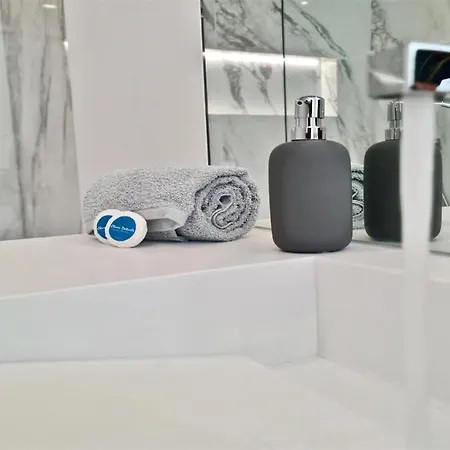 Onesixone-cleverdetails, Luxury Villa, Sleeps 8 Adults 2 Children, Private Pool And Jacuzzi וילה *