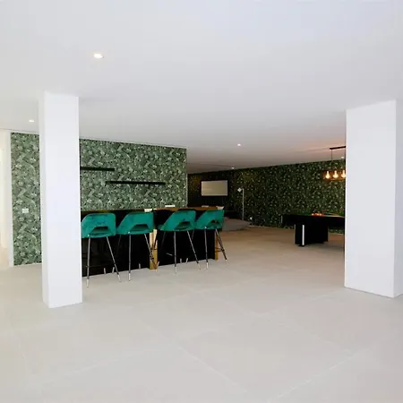 Onesixone-cleverdetails, Luxury Villa, Sleeps 8 Adults 2 Children, Private Pool And Jacuzzi Βίλα Βιλαμούρα