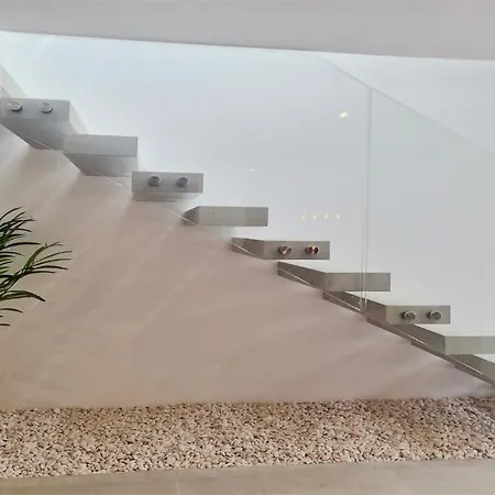 Onesixone-cleverdetails, Luxury Villa, Sleeps 8 Adults 2 Children, Private Pool And Jacuzzi וילה *