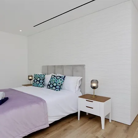 וילה Onesixone-cleverdetails, Luxury Villa, Sleeps 8 Adults 2 Children, Private Pool And Jacuzzi *