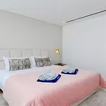 Villa Onesixone-cleverdetails, Luxury Villa, Sleeps 8 Adults 2 Children, Private Pool And Jacuzzi Vilamoura