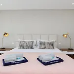 Villa Onesixone-cleverdetails, Luxury Villa, Sleeps 8 Adults 2 Children, Private Pool And Jacuzzi
