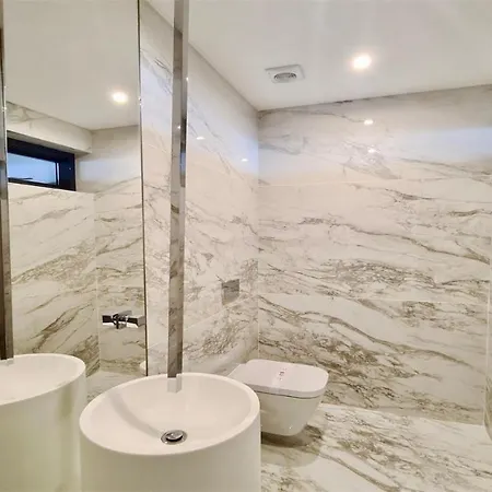 Onesixone-cleverdetails, Luxury Villa, Sleeps 8 Adults 2 Children, Private Pool And Jacuzzi *