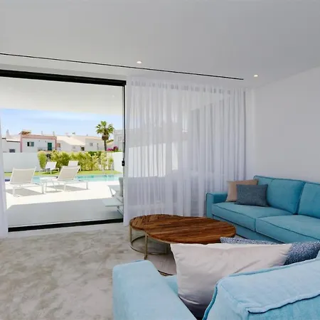Villa Onesixone-cleverdetails, Luxury Villa, Sleeps 8 Adults 2 Children, Private Pool And Jacuzzi