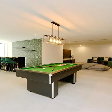 Onesixone-cleverdetails, Luxury Villa, Sleeps 8 Adults 2 Children, Private Pool And Jacuzzi *