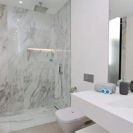 Onesixone-cleverdetails, Luxury Villa, Sleeps 8 Adults 2 Children, Private Pool And Jacuzzi