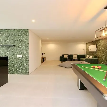 Onesixone-cleverdetails, Luxury Villa, Sleeps 8 Adults 2 Children, Private Pool And Jacuzzi Villa