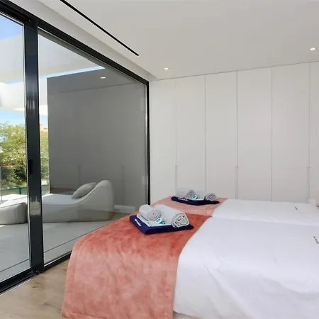 Villa Onesixone-cleverdetails, Luxury Villa, Sleeps 8 Adults 2 Children, Private Pool And Jacuzzi Vilamoura