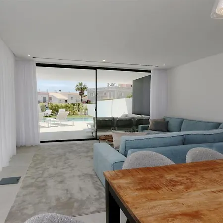 Villa Onesixone-cleverdetails, Luxury Villa, Sleeps 8 Adults 2 Children, Private Pool And Jacuzzi