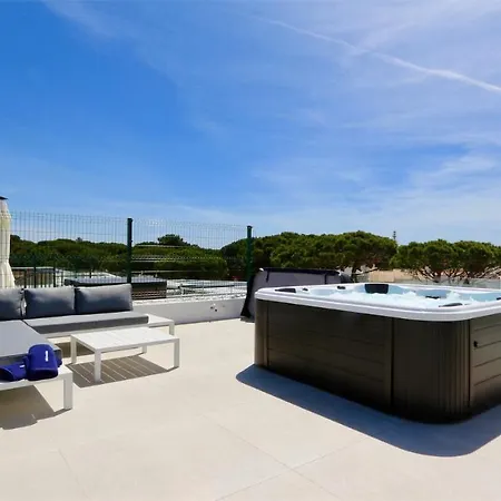 Onesixone-cleverdetails, Luxury Villa, Sleeps 8 Adults 2 Children, Private Pool And Jacuzzi *