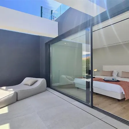 Onesixone-cleverdetails, Luxury Villa, Sleeps 8 Adults 2 Children, Private Pool And Jacuzzi