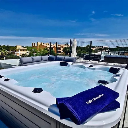 Onesixone-cleverdetails, Luxury Villa, Sleeps 8 Adults 2 Children, Private Pool And Jacuzzi Villa