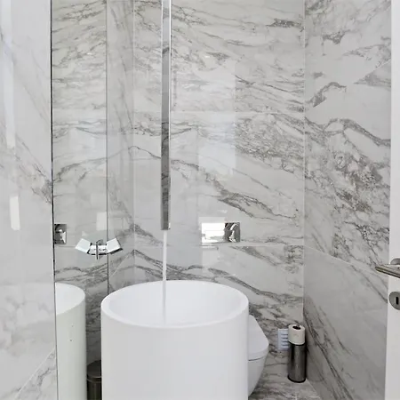 Onesixone-cleverdetails, Luxury Villa, Sleeps 8 Adults 2 Children, Private Pool And Jacuzzi
