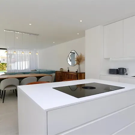 Onesixone-cleverdetails, Luxury Villa, Sleeps 8 Adults 2 Children, Private Pool And Jacuzzi Willa