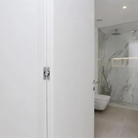 Onesixone-cleverdetails, Luxury Villa, Sleeps 8 Adults 2 Children, Private Pool And Jacuzzi