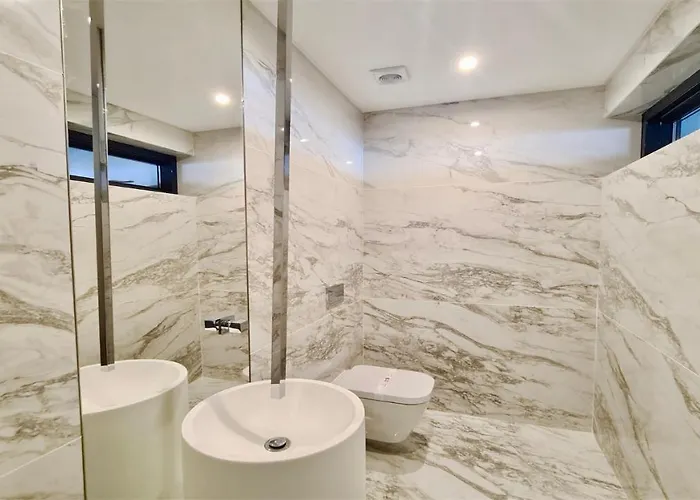 Onesixone-cleverdetails, Luxury Villa, Sleeps 8 Adults 2 Children, Private Pool And Jacuzzi *