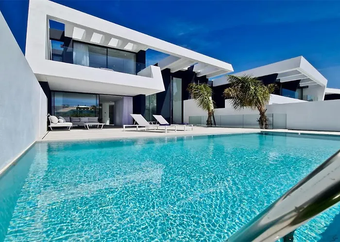 Onesixone-cleverdetails, Luxury Villa, Sleeps 8 Adults 2 Children, Private Pool And Jacuzzi * 维拉摩拉
