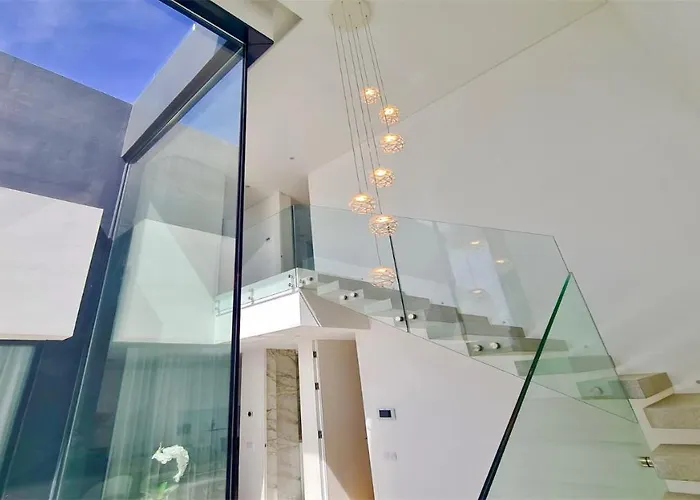 Onesixone-cleverdetails, Luxury Villa, Sleeps 8 Adults 2 Children, Private Pool And Jacuzzi * 维拉摩拉