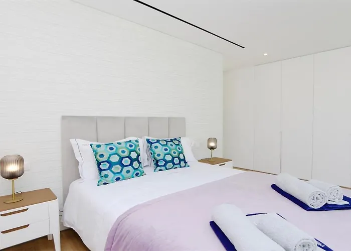 Onesixone-cleverdetails, Luxury Villa, Sleeps 8 Adults 2 Children, Private Pool And Jacuzzi *