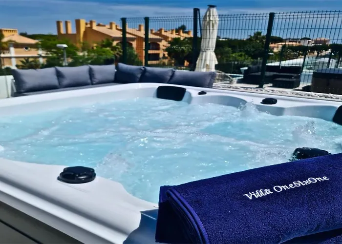 Onesixone-cleverdetails, Luxury Villa, Sleeps 8 Adults 2 Children, Private Pool And Jacuzzi * 维拉摩拉