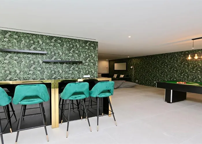 Onesixone-cleverdetails, Luxury Villa, Sleeps 8 Adults 2 Children, Private Pool And Jacuzzi 维拉摩拉