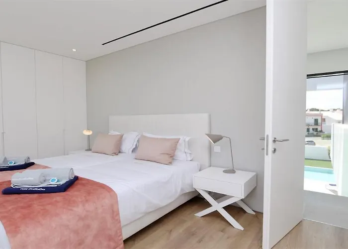 Onesixone-cleverdetails, Luxury Villa, Sleeps 8 Adults 2 Children, Private Pool And Jacuzzi 维拉摩拉