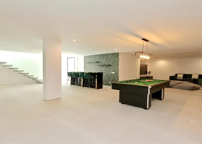 Onesixone-cleverdetails, Luxury Villa, Sleeps 8 Adults 2 Children, Private Pool And Jacuzzi 维拉摩拉