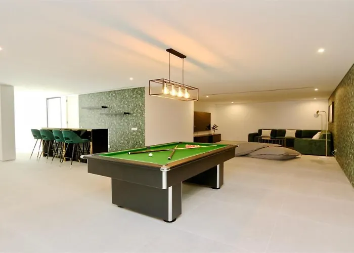 Onesixone-cleverdetails, Luxury Villa, Sleeps 8 Adults 2 Children, Private Pool And Jacuzzi *