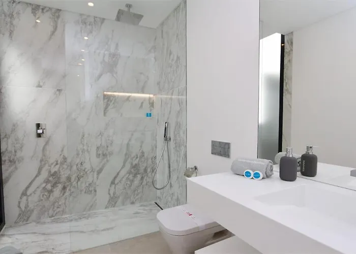 Onesixone-cleverdetails, Luxury Villa, Sleeps 8 Adults 2 Children, Private Pool And Jacuzzi
