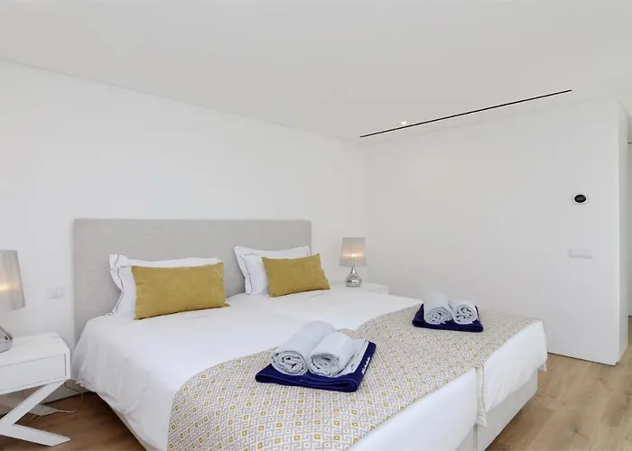 Onesixone-cleverdetails, Luxury Villa, Sleeps 8 Adults 2 Children, Private Pool And Jacuzzi *