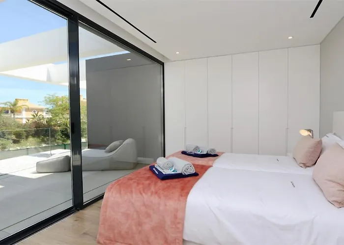 别墅 Onesixone-cleverdetails, Luxury Villa, Sleeps 8 Adults 2 Children, Private Pool And Jacuzzi 维拉摩拉