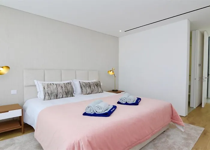 别墅 Onesixone-cleverdetails, Luxury Villa, Sleeps 8 Adults 2 Children, Private Pool And Jacuzzi 维拉摩拉