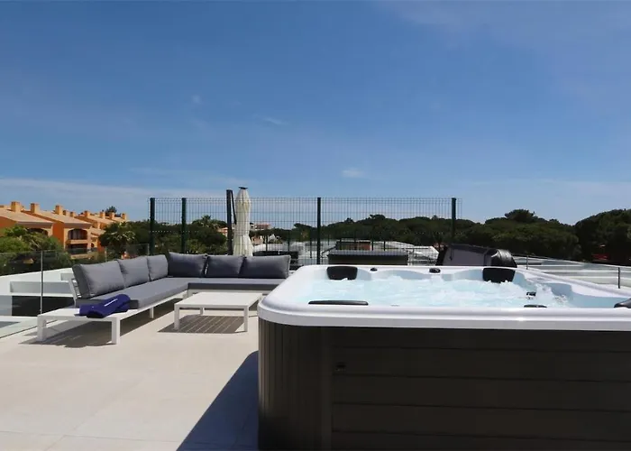 Onesixone-cleverdetails, Luxury Villa, Sleeps 8 Adults 2 Children, Private Pool And Jacuzzi 别墅 维拉摩拉