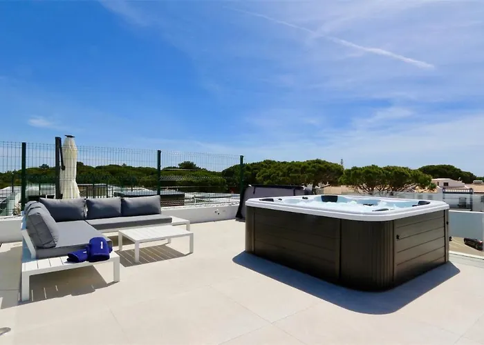 Onesixone-cleverdetails, Luxury Villa, Sleeps 8 Adults 2 Children, Private Pool And Jacuzzi *