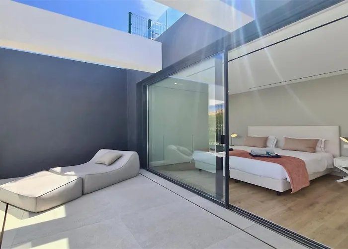 Onesixone-cleverdetails, Luxury Villa, Sleeps 8 Adults 2 Children, Private Pool And Jacuzzi