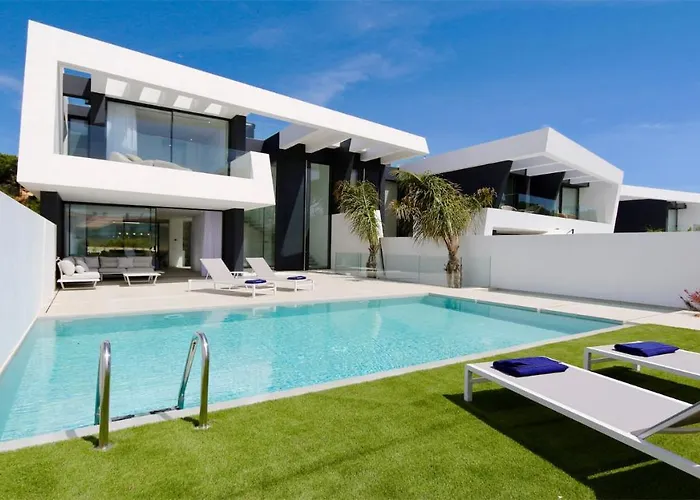 Onesixone-cleverdetails, Luxury Villa, Sleeps 8 Adults 2 Children, Private Pool And Jacuzzi *