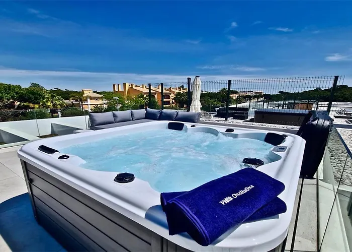 Onesixone-cleverdetails, Luxury Villa, Sleeps 8 Adults 2 Children, Private Pool And Jacuzzi 别墅