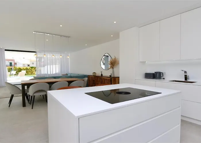 Onesixone-cleverdetails, Luxury Villa, Sleeps 8 Adults 2 Children, Private Pool And Jacuzzi 别墅