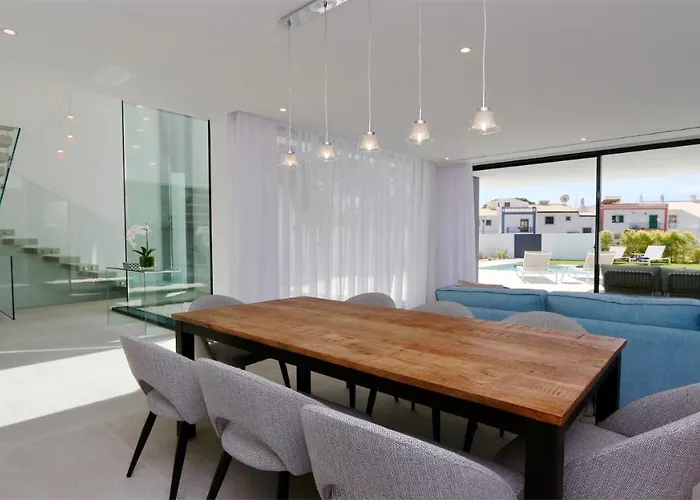 Onesixone-cleverdetails, Luxury Villa, Sleeps 8 Adults 2 Children, Private Pool And Jacuzzi