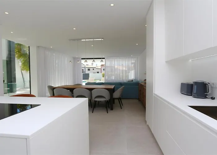 Onesixone-cleverdetails, Luxury Villa, Sleeps 8 Adults 2 Children, Private Pool And Jacuzzi 别墅 维拉摩拉
