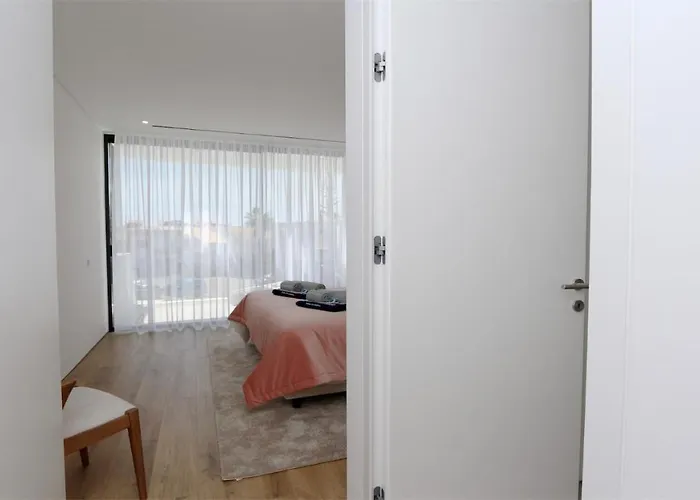 别墅 Onesixone-cleverdetails, Luxury Villa, Sleeps 8 Adults 2 Children, Private Pool And Jacuzzi 维拉摩拉