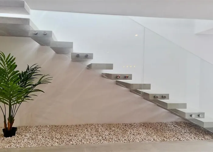 Onesixone-cleverdetails, Luxury Villa, Sleeps 8 Adults 2 Children, Private Pool And Jacuzzi 别墅 *